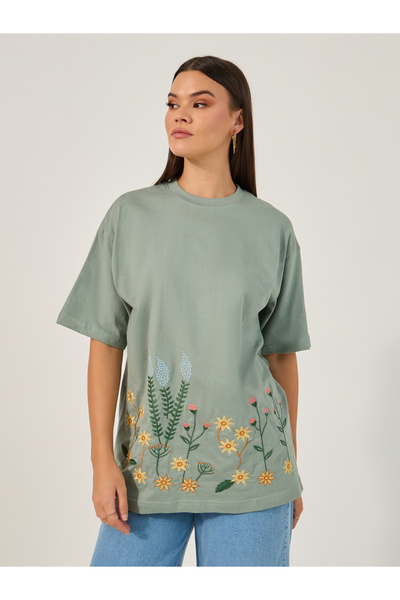 Styli تي شيرت طويل مطرز برقبة دائرية كبيرة الحجم