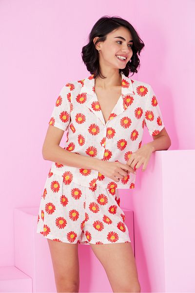 Siyah İnci White Red Daisy Print Pointel Openwork/Hole Shirt Collar Knitted Button Shorts Set