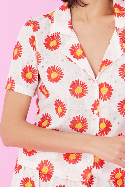 Siyah İnci Set de pantaloni scurți tricotați cu nasturi, alb, roșu, cu imprimeu cu margarete Pointel