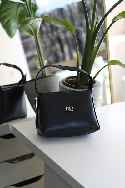 Moom Bag Women's Black Textured Handle Shoulder Bag