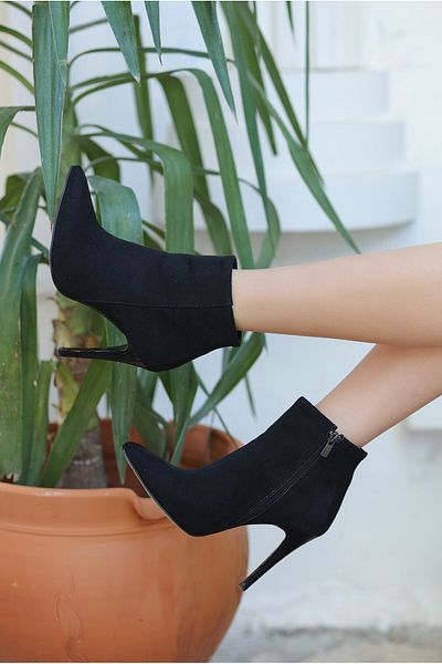 feifei Black Milk Heeled Boots - Lisinya