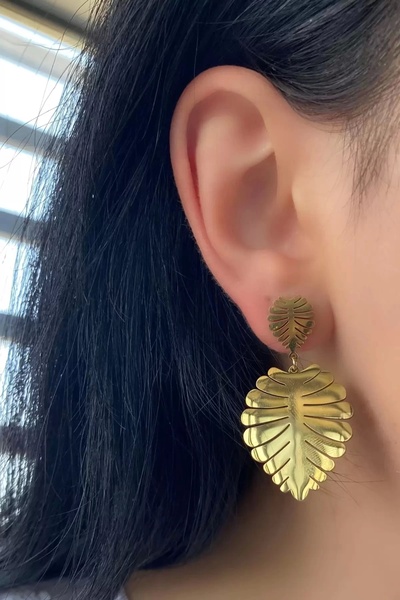 TakıDolabı أقراط من الفولاذ على شكل ورقة ذهبية اللون (زوج)