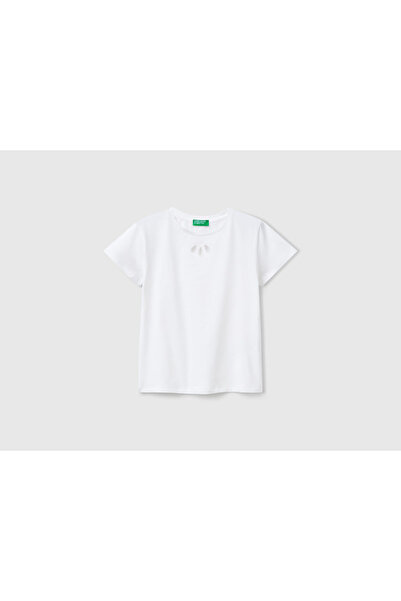 Benetton تي شيرت بناتي أبيض بفتحة أمامية ومطرز وشعار خلفي مفصل