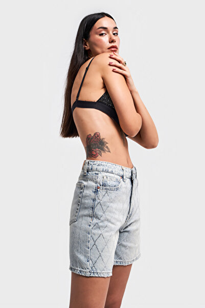 its basic Kadın Tint Renk Önü Parlak Taşlı Mom Fit Denim Şort
