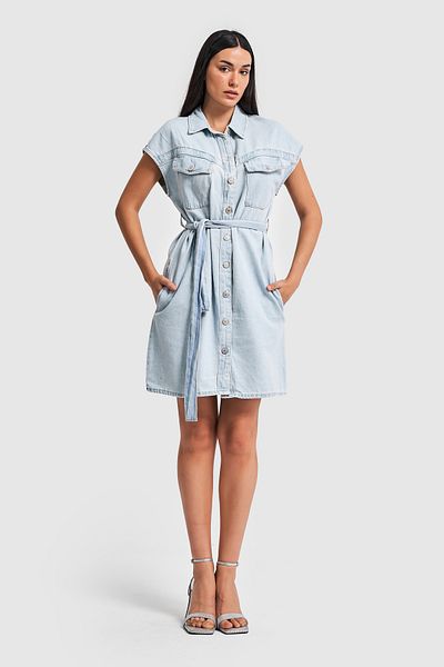 its basic Rochie mini din denim de culoare blugi de zăpadă pentru femei, cu detaliu de curea cu nasturi în față
