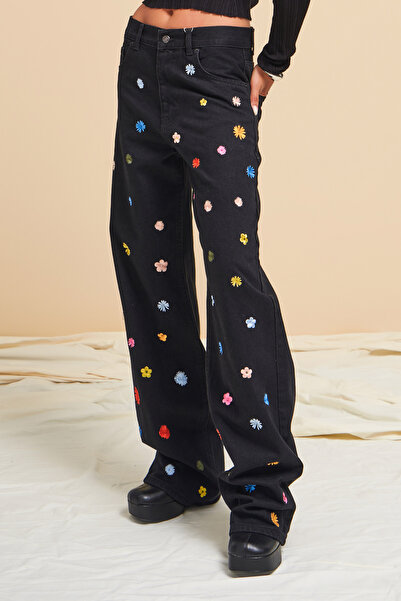 its basic Черен дамски деним с бродирани цветя - свободен дизайн