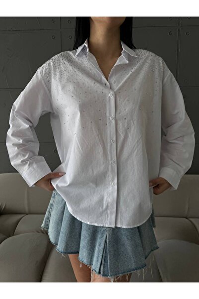 JESSE STORY قميص نسائي أبيض كبير الحجم مع إكسسوارات من حجر البوبلين