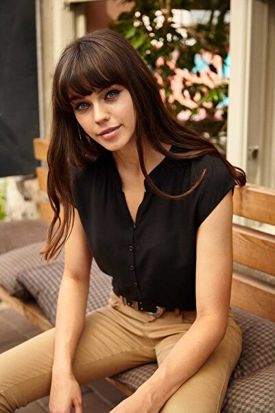 Olalook Γυναικεία μαύρη μπλούζα βισκόζης με λαιμόκοψη 4 κουμπιών BLZ-19000279