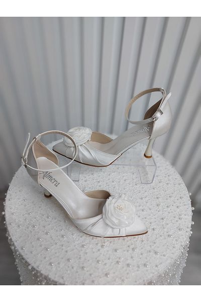 Almera's Shoes Pantofi de mireasa cu trandafir alb din satin cu detalii de 7 cm