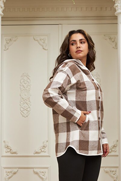 Genel Markalar Trendi ve Konforu Buluşturan Ekose Büyük Beden Vizon Gömlek