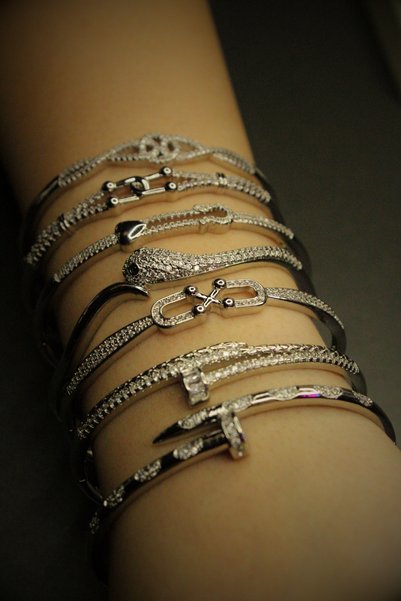 Glowy&Co. Silver Heart Lock Tarnish Stainless Steel Bracelet