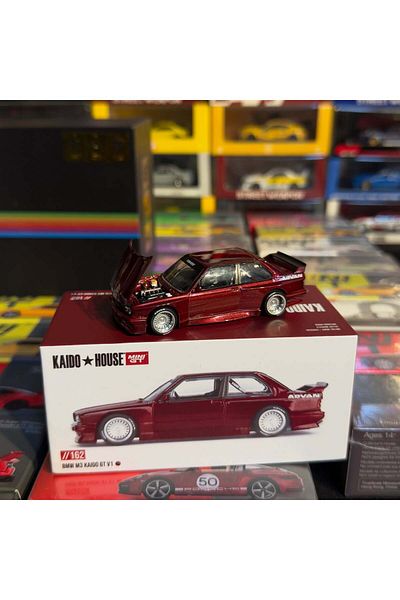 mini gt بيت كايدو بي ام دبليو M3 (E30) لون أحمر كلاريت جديد