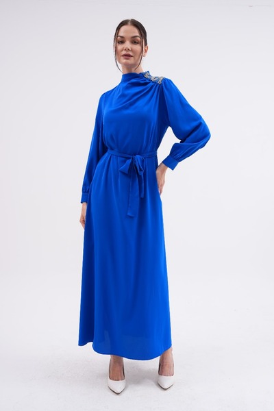 Marvella By Rasha فستان سادة مع حجر على الكتف