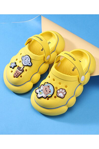 Babyoye قباقيب بيبيوي مع حزام خلفي للإغلاق وتطريز مساحي - أصفر