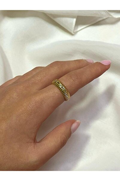 Zerys Jewelry خاتم فولاذي ذهبي قابل للتعديل مع تفاصيل حجر صغير