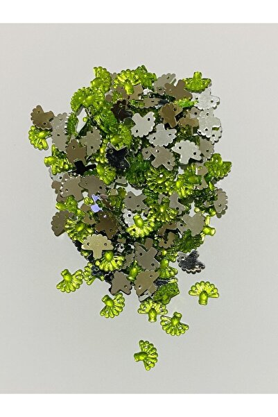 Öztürk Oya, prosop, rochie de seară și batista pentru halay, cu aspect de pia...