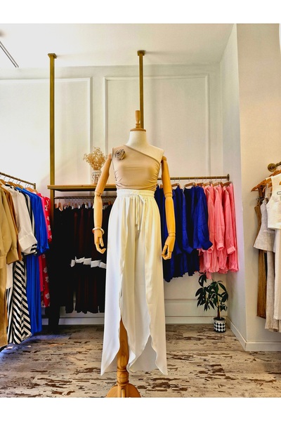 KÜBRA AKAY BEJ TEK OMUZ GÜL DETAYLI BLUZ