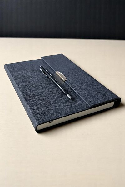 Nesnel Gift Черен кожен дневник с магнитно покритие - черен сензорен химикал за подарък