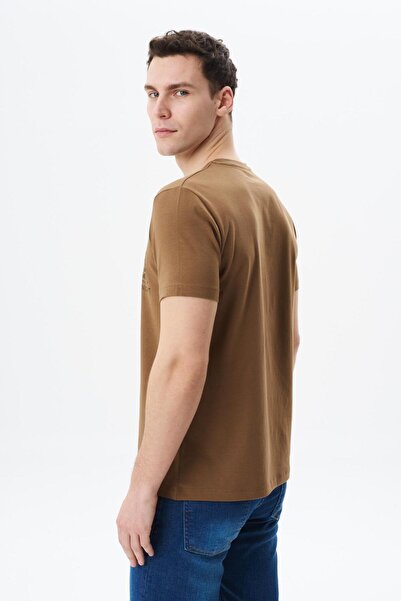 Arma Ανδρικό μπλουζάκι με κανονική εφαρμογή σε καφέ χρώμα με μονό ζέρσεϊ με λαιμόκοψη Y 29344453602
