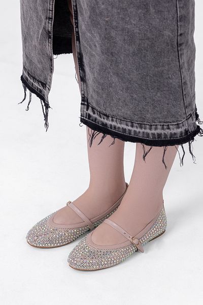 Tasarım Pantofi Mary Jane din argint inspirați de epocă, cu detaliu de plasă strălucitoare și design elegant cu cataramă