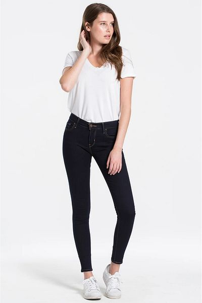 Levi's بنطال جينز نسائي 710 فائق النحافة بخصر منخفض باللون الأزرق الداكن 17778-0047
