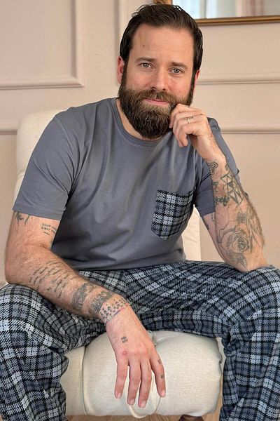 Pijamaevi Geräuchertes grau kariertes Pyjama-Set mit kurzen Ärmeln und Taschendetail für Herren