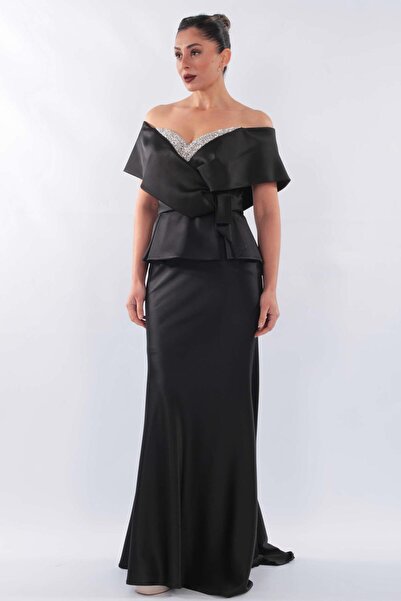 aşkın göksu Siyah Kayık Yaka Düşük Kol Bel Fiyonglu Göğüs Taş İşlemeli Saten ...