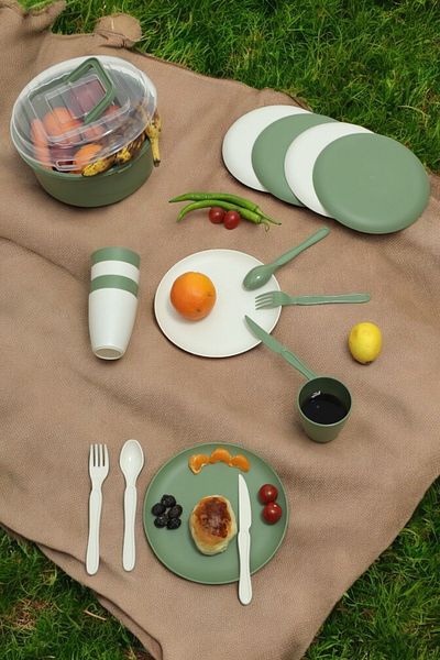 İronika Green 6-Person 32 Piece Picnic Set - Plastic Fork, Cup, Spoon and Knife Dinner Breakfast Set