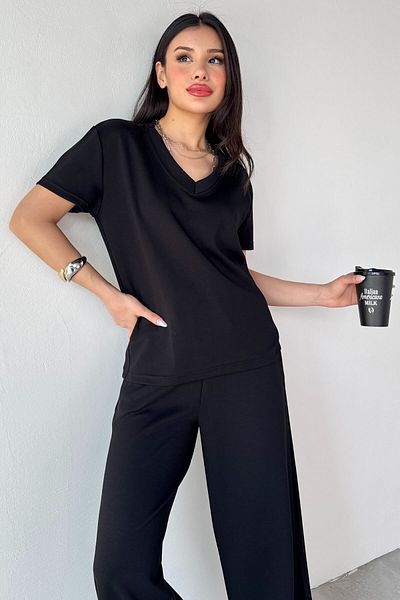Cappmoda TKM-13261 تي شيرت أسود برقبة على شكل حرف V وبنطلون فضفاض عالي الخصر طقم مكون من قطعتين