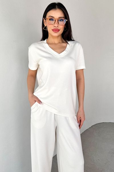 Cappmoda TKM-13261 Λευκό μπλουζάκι με λαιμόκοψη σε V με ψηλόμεσο φαρδύ παντελόνι Σετ δύο τεμαχίων