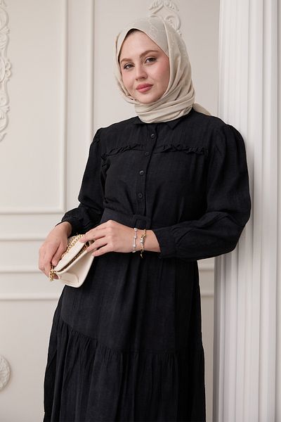 InStyle Rochie neagră din viscoză cu plăcuță cu volane