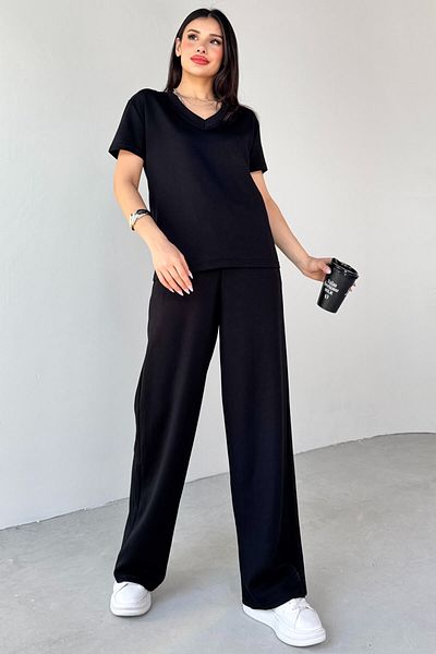 Cappmoda TKM-13261 تي شيرت أسود برقبة على شكل حرف V وبنطلون فضفاض عالي الخصر طقم مكون من قطعتين