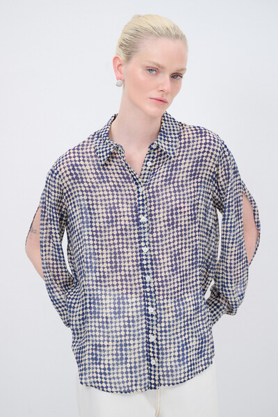 adL Kolu Yırtmaçlı Şifon Gömlek