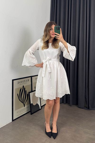 Sue Store Λευκό φόρεμα με λαιμόκοψη με λουράκια