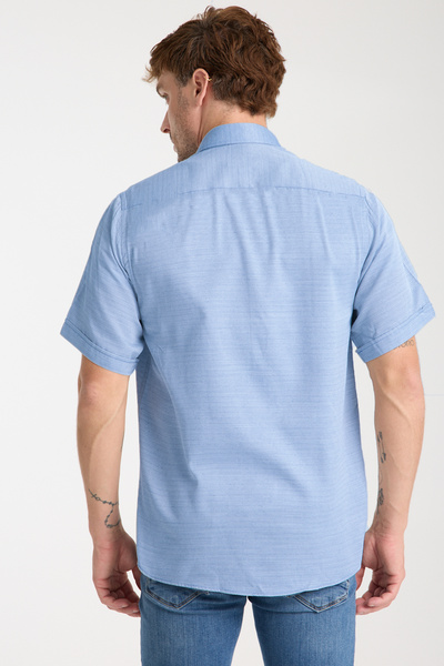 Varetta Чоловіча сорочка фіолетового кольору з короткими рукавами, широким кроєм, кишенями та ґудзиками на комірі, виготовлена з бавовняної тканини.