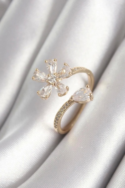 Ezo Concept خاتم نسائي من النحاس الذهبي اللون بحجر الزركون على شكل زهرة