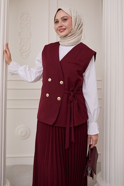 InStyle Costum burgundă cu vestă și fustă plisată cu cravată