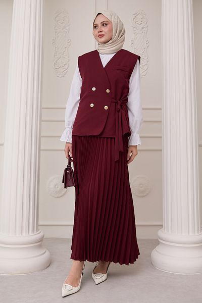 InStyle Costum burgundă cu vestă și fustă plisată cu cravată