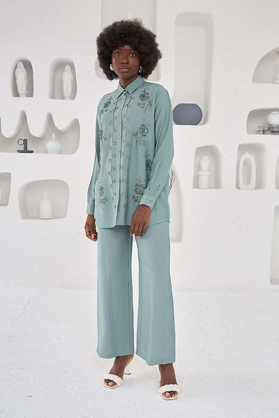 MİA NOURA FEMEIE FATA SI MANECI BRODAT OVERSIZE DIE CUT