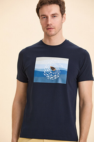 SMILE تي شيرت سيباستيان من القطن باللون الأزرق الداكن برقبة دائرية مطبوع