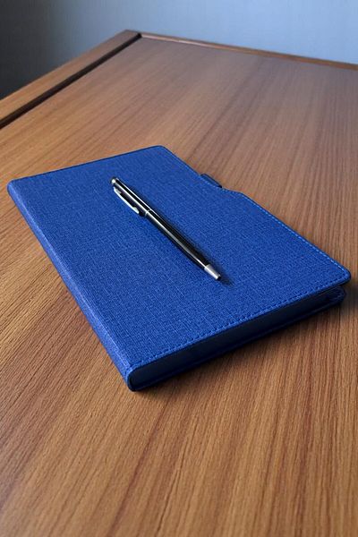 Nesnel Gift Термо кожен дневник със син държач за химикалки - черен сензорен химикал и метален химикал като подарък