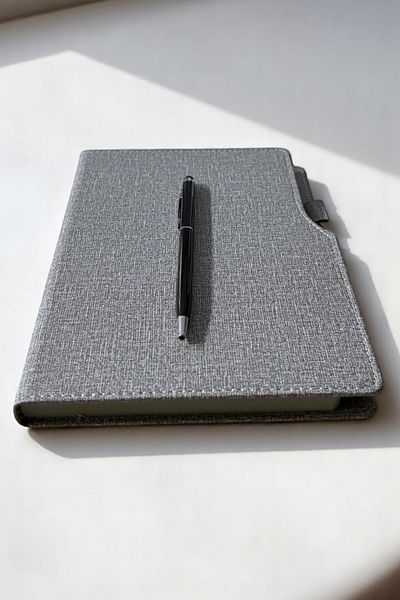 Nesnel Gift Сив държач за химикалки Термо кожен дневник - Черен сензорен химикал Метален химикал Подарък