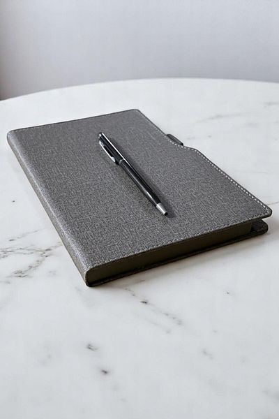 Nesnel Gift Тъмносив държач за химикалки Термо кожен дневник - Черен сензорен химикал Метален химикал Подарък
