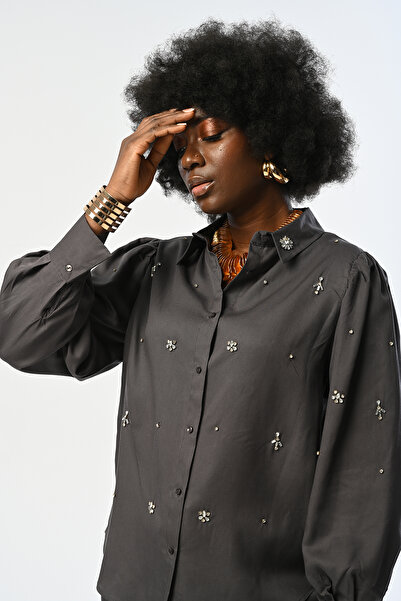 Orfeo Negro KADIN ÖNÜ VE KOLLARI TAŞ İŞLEMELİ ANTRASİT RENK GÖMLEK