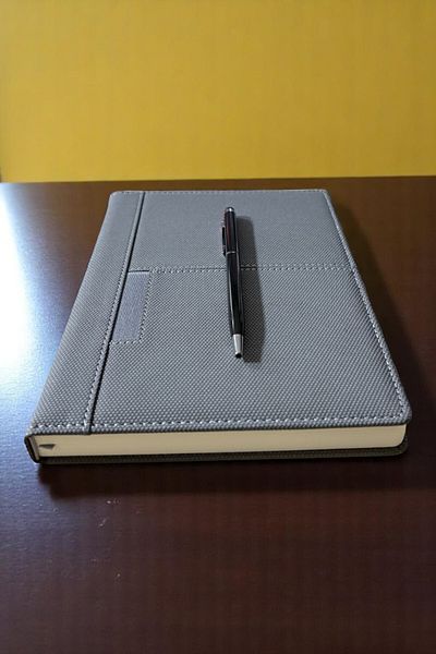 Nesnel Gift Сив термо кожен дневник с калъф за моливи и отделение за портфейл, назъбен модел - черен сензорен химикал, метален химикал, подарък