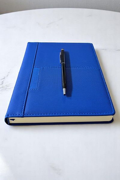 Nesnel Gift Син термо кожен дневник с калъф за моливи и отделение за портфейл и назъбен модел - черен сензорен химикал, метален химикал, подарък