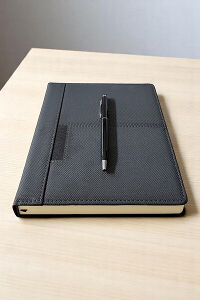 Nesnel Gift Държач за химикалки и портфейл с очи, назъбени шарки, тъмносив кожен дневник - черен тъчпис, метална химикалка, подарък