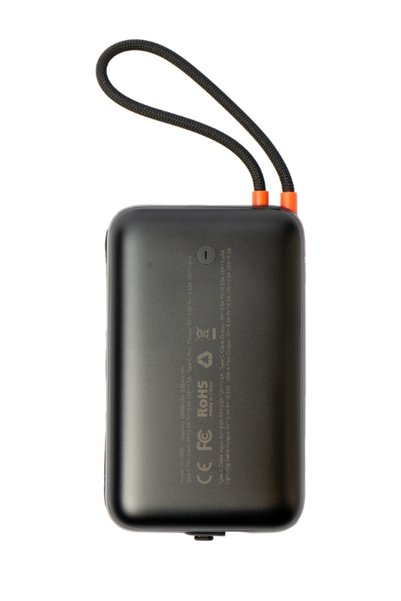 Tiknal | بنك طاقة بسعة ٢٠٠٠٠ مللي أمبير/ساعة | شحن سريع بقوة ٢٢.٥ واط | كابلات USB-C وLightning مدمجة | أسود