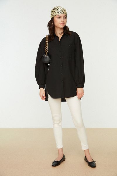 Trendyol Modest Schwarzes Basic-Gewebehemd mit Ballonärmeln und langer Gesäßtasche TCTSS21GO0976