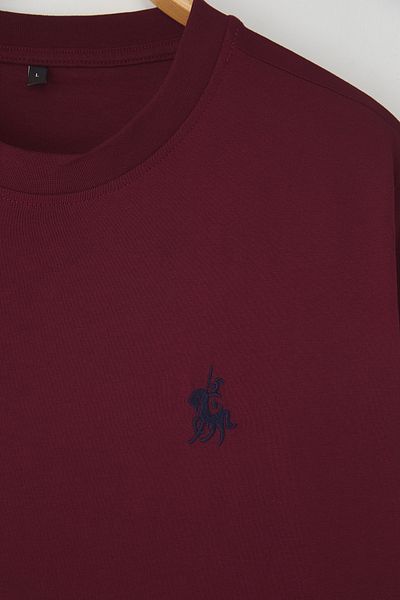 Trendyol Collection Burgunderrot Normales T-Shirt aus 100 % Baumwolle mit Stickerei TMNSS24TS00056